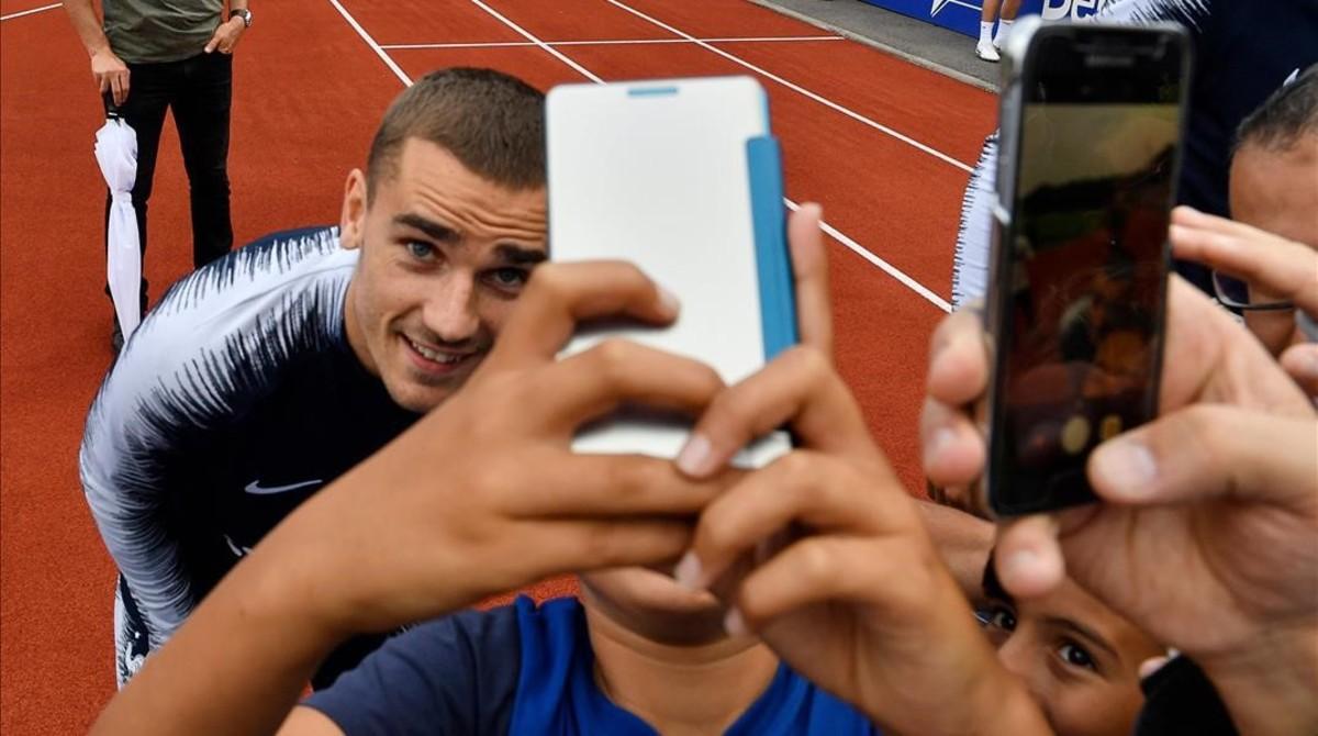 jdomenech43636843 french forward antoine griezmann  l  poses for pictures with180608190204