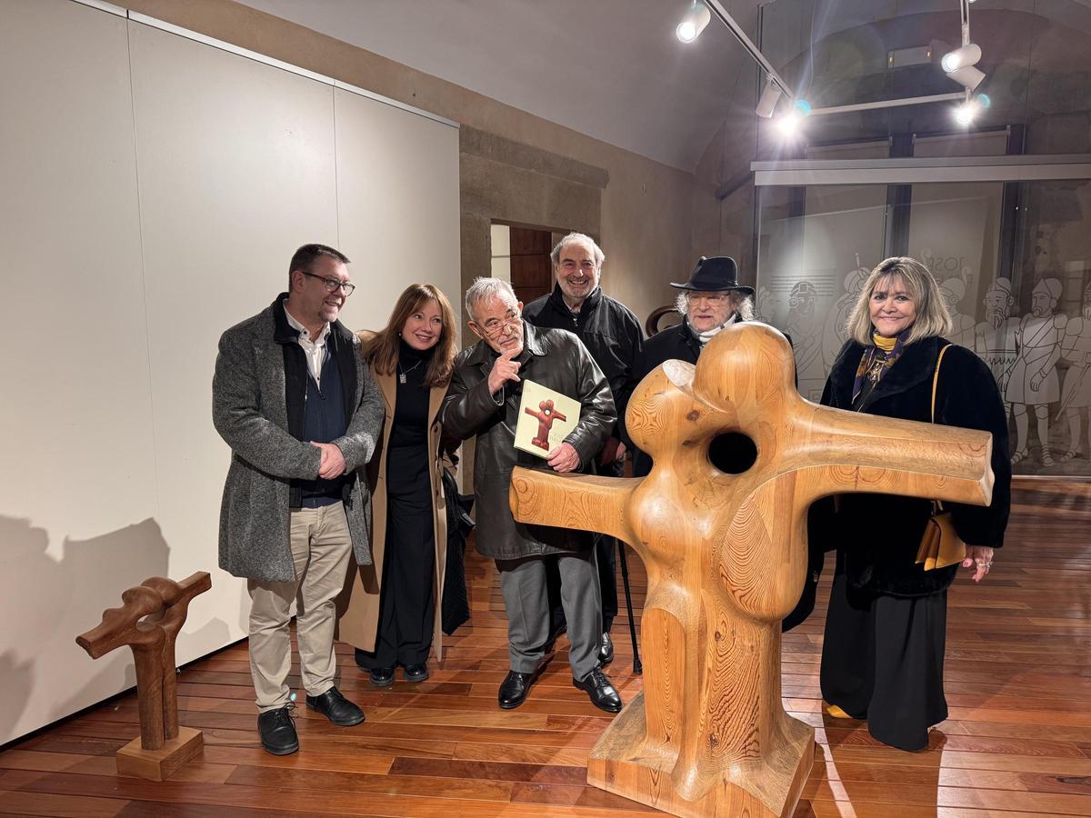 El escultor José Luis Fernández junto a una de sus obras en el Palacio Barrantes-Cervantes