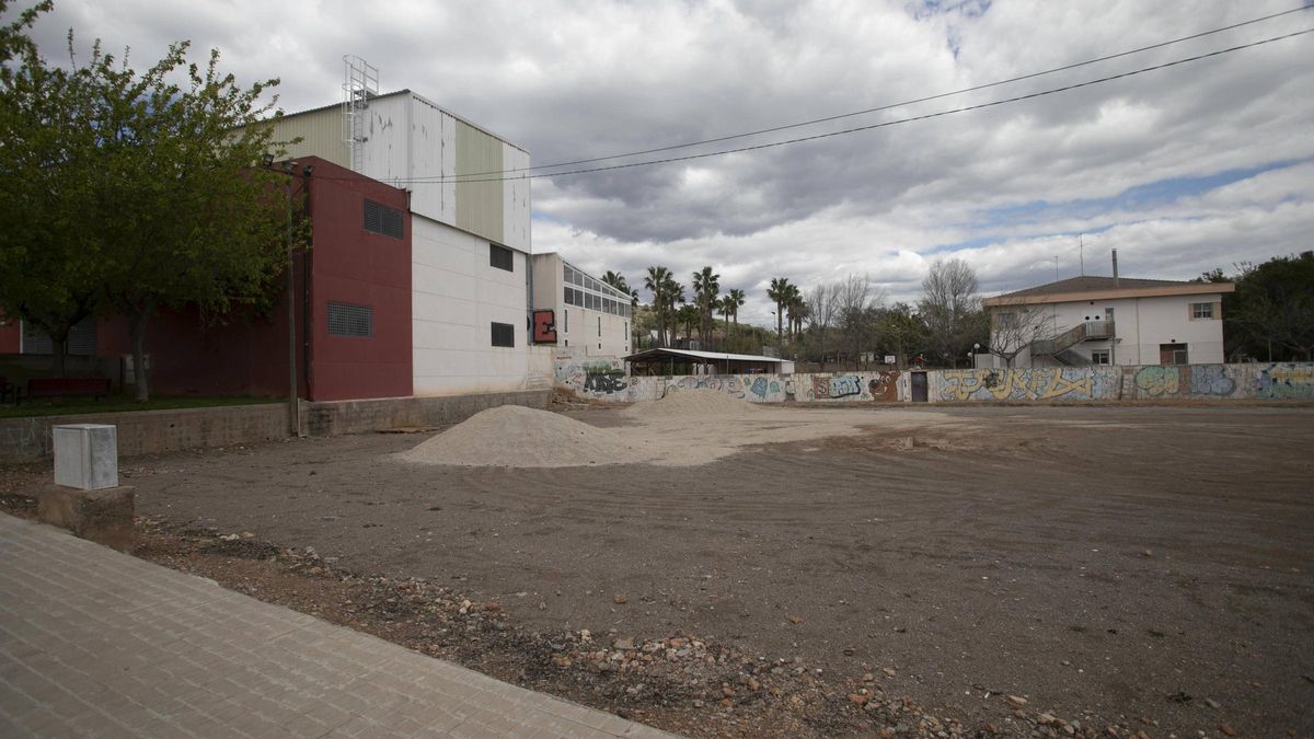 Zona junto a las escuelas donde se pretende levantar el centro polivalente.