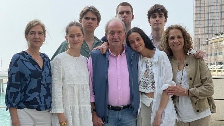 Juan Carlos I recibe la visita en Abi Dabi de sus hijas y sus nietos.