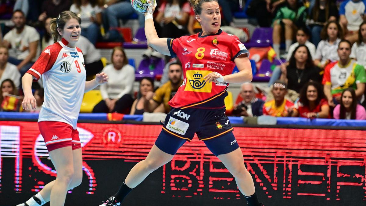 Las jugadora del Costa del Sol Málaga Silvia Arderius lanza a portería, durante un partido de la selección española