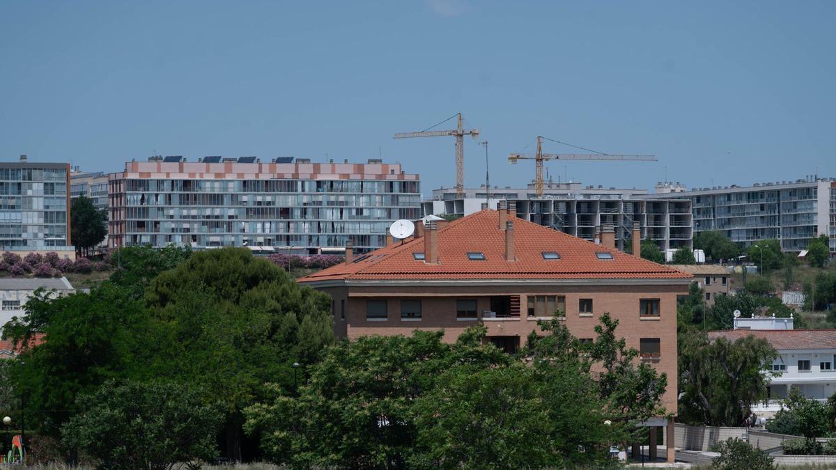 Urbanizaciones junto al camino de la Junquera.