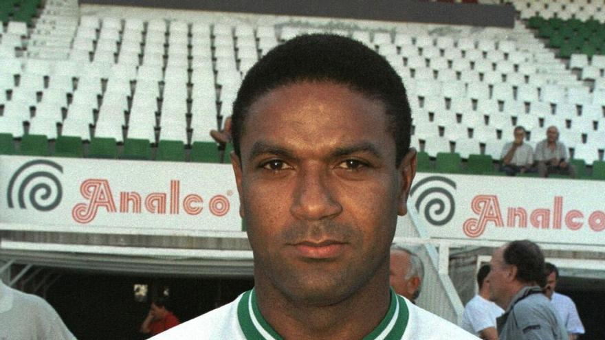 Mazinho, con la camiseta del Elche