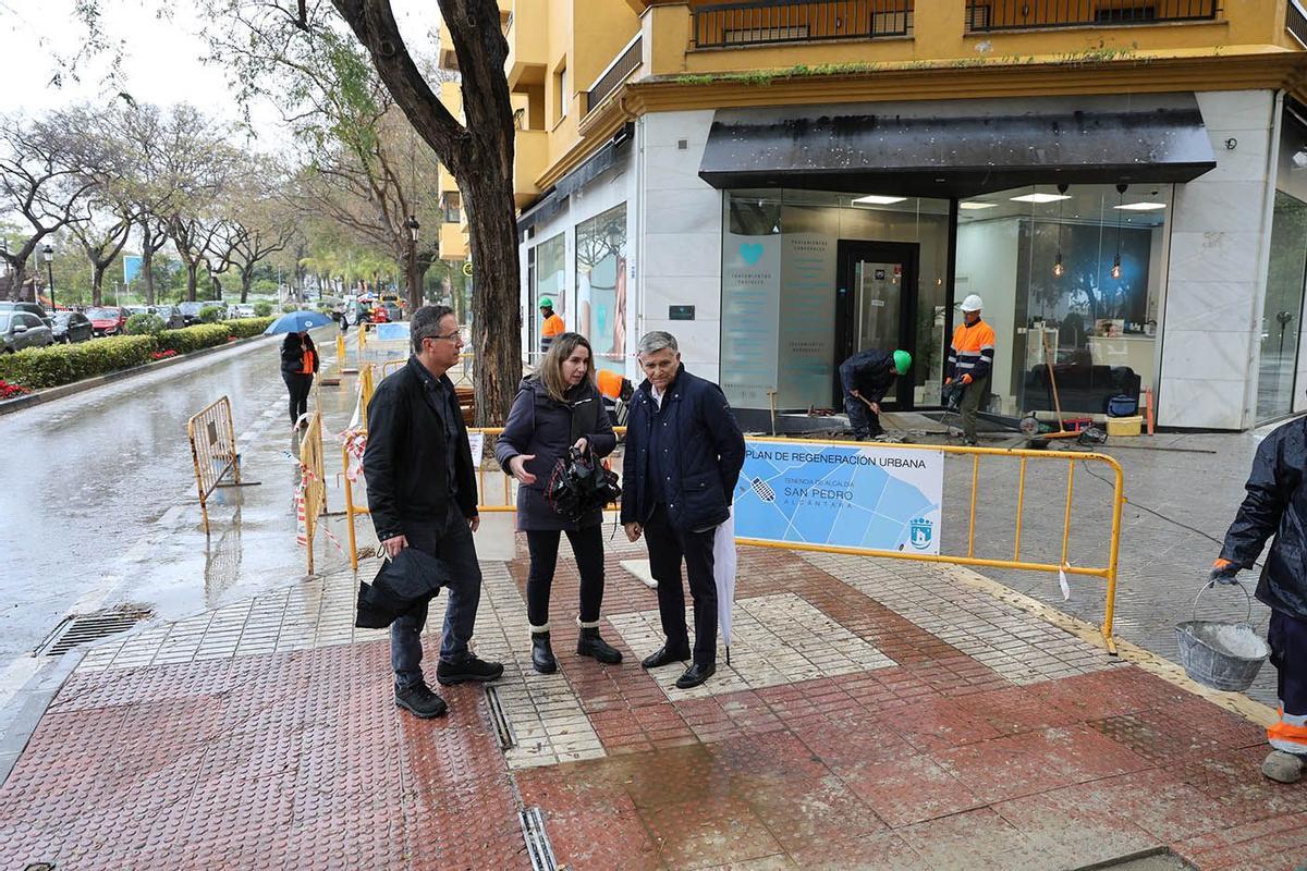 Visita municipal a las obras de la avenida Virgen del Rocío de San Pedro Alcántara