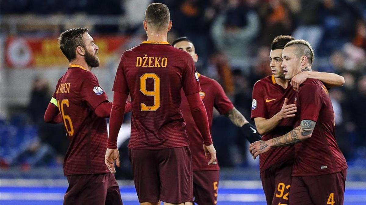 Nainggolan, a la derecha, celebrando con sus compañeros el primero de sus dos goles