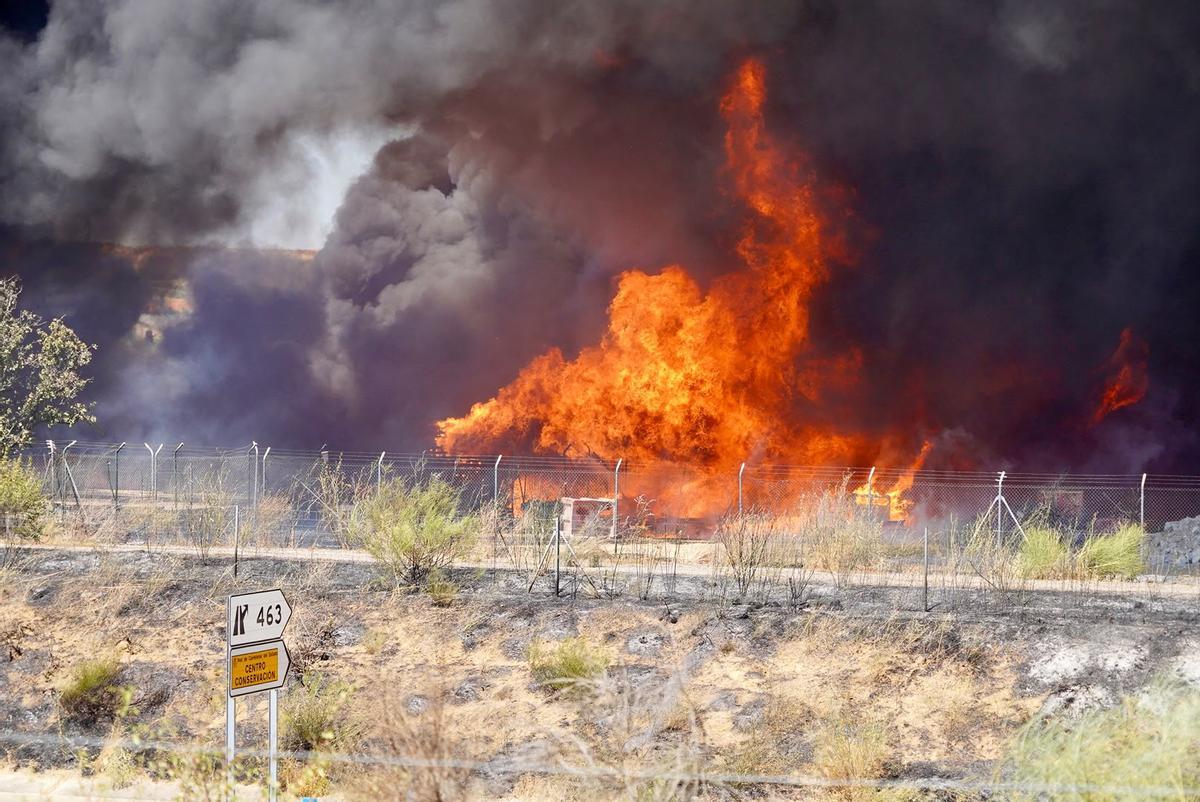 GALERÍA | Las imágenes del incendio en la planta de residuos Zaresa de Roales