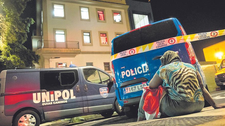 Inmigrantes se atrincheran en el interior de un centro de acogida de Santa Cruz de Tenerife