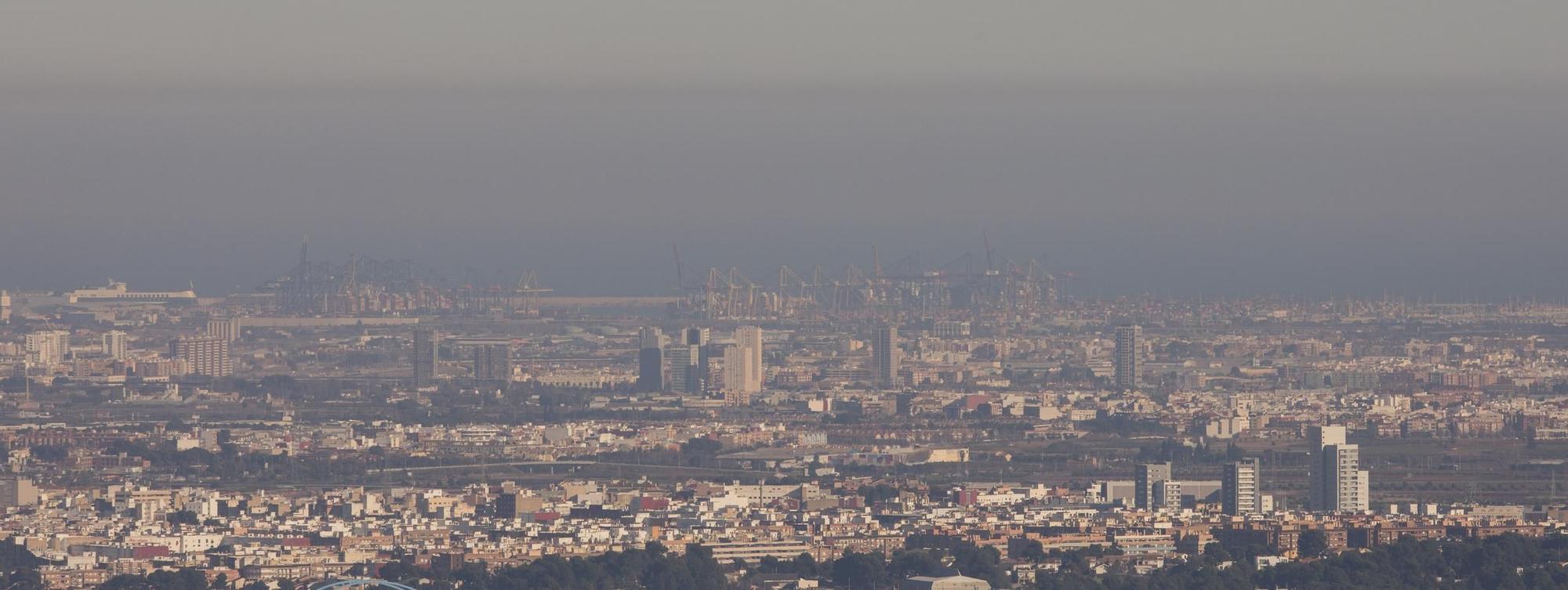 Una "boina" de contaminación cubre València