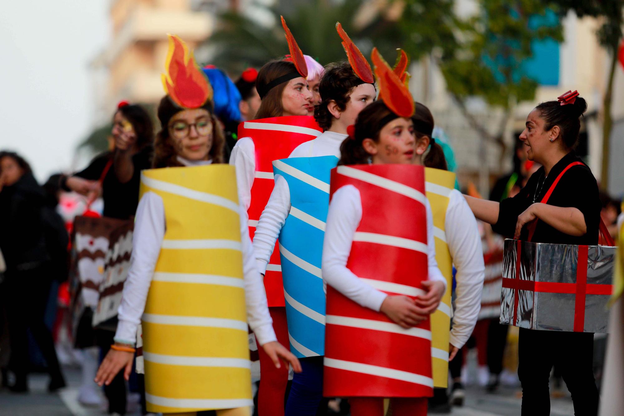 Todas las imágenes de la rúa de carnaval 2023 en Santa Eulària