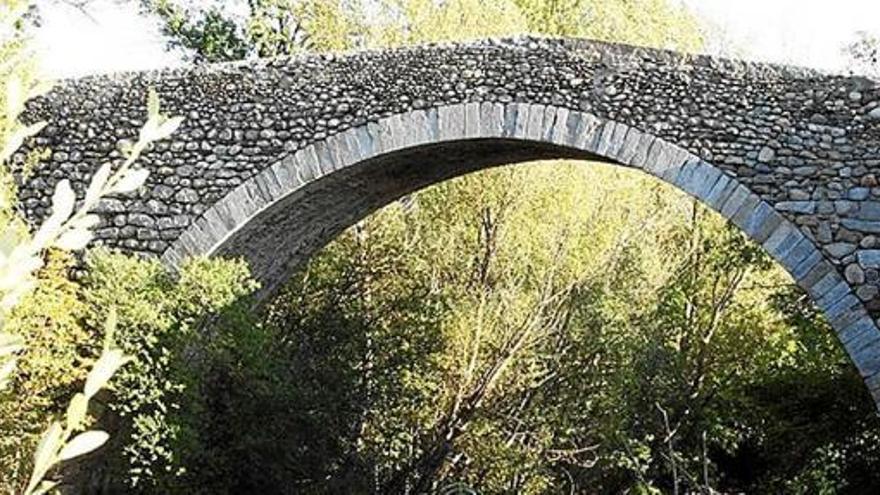 El pont de Sant Martí i, a baix, la base que ha estat reforçada