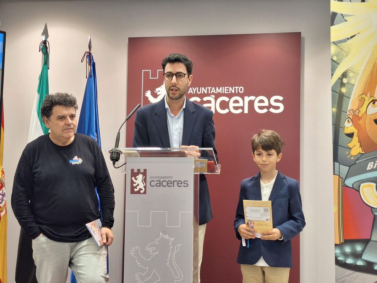 El concejal de Turismo, Ángel Orgaz, junto al responsable de la empresa de 'Marco Topo', Liberio López, y uno de los de niños que crearon la idea, Alonso.