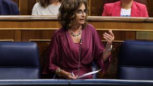 La ministra de Hacienda, María Jesús Montero, en el pleno del Congreso.