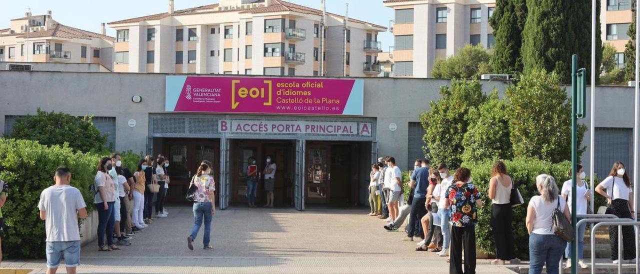 Foto de archivo del acceso a la puerta principal de la Escuela Oficial de Idiomas de Castelló de la Plana.