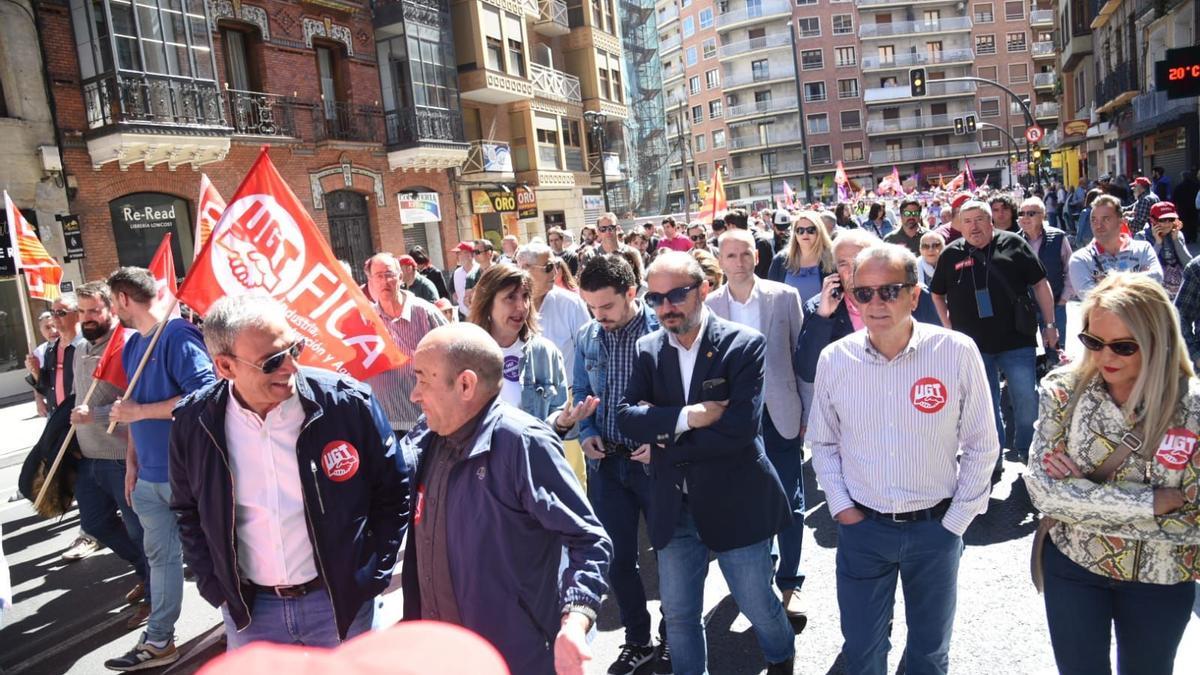 El presidente del Gobierno de Aragón, Javier Lambán, en la manifestación del Primero de Mayo, secundado por Daniel Alastuey, Darío Villagrasa o Lola Ranera, entre otros