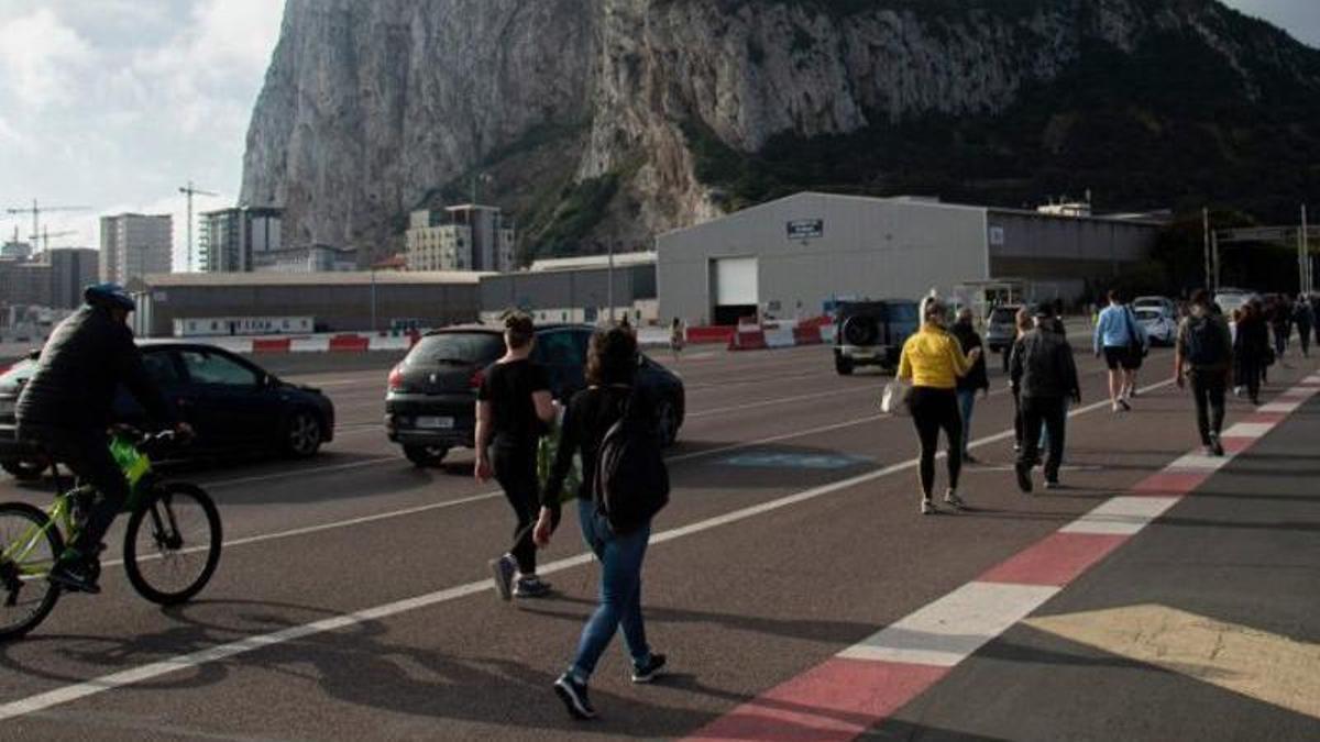 Algunes persones, a Gibraltar, després de travessar la frontera amb Espanya. | CRISTINA QUICLER / AFP