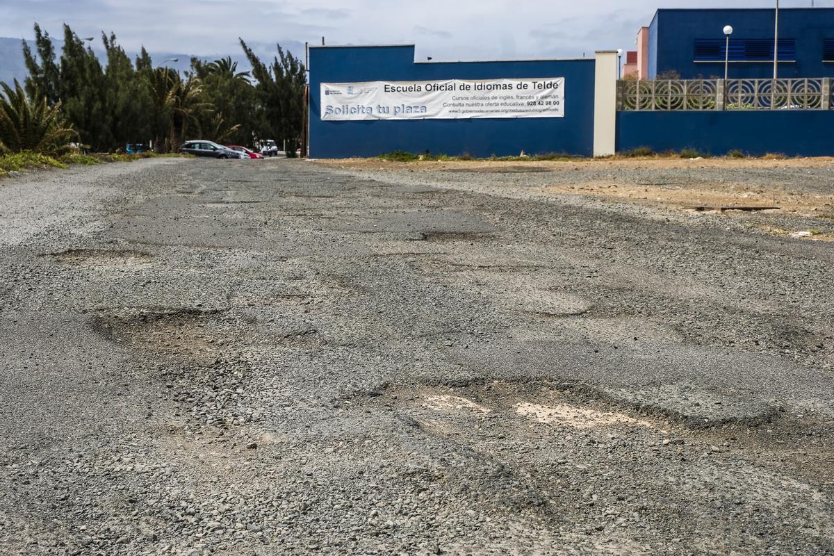 Mal estado de la carretera de acceso a la Escuela Oficial de Idiomas de Telde