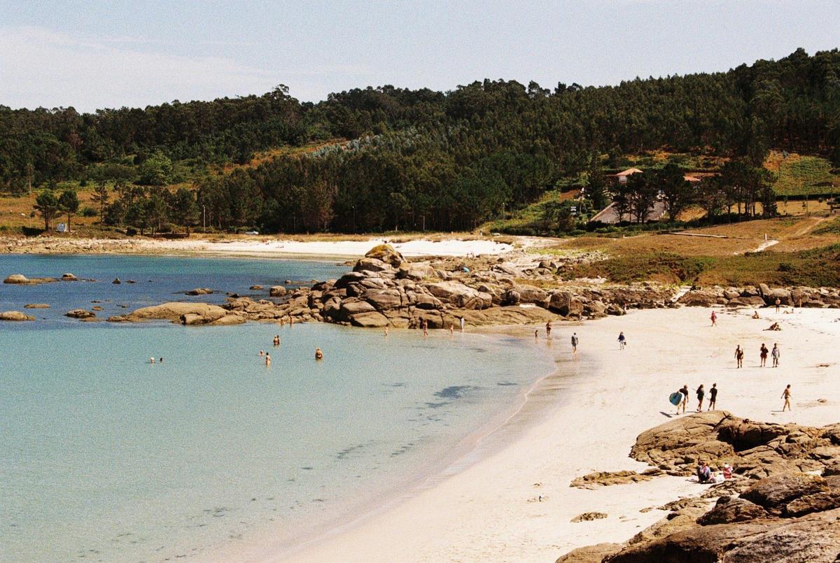 La playa de Muxía acoge a los peregrinos que, desde este y otros caminos, conyinúan hasta Finisterre.