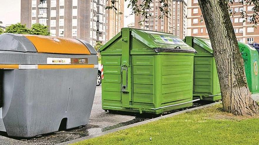 El contenedor colocado en Pumarín para la recogida de basura orgánica.