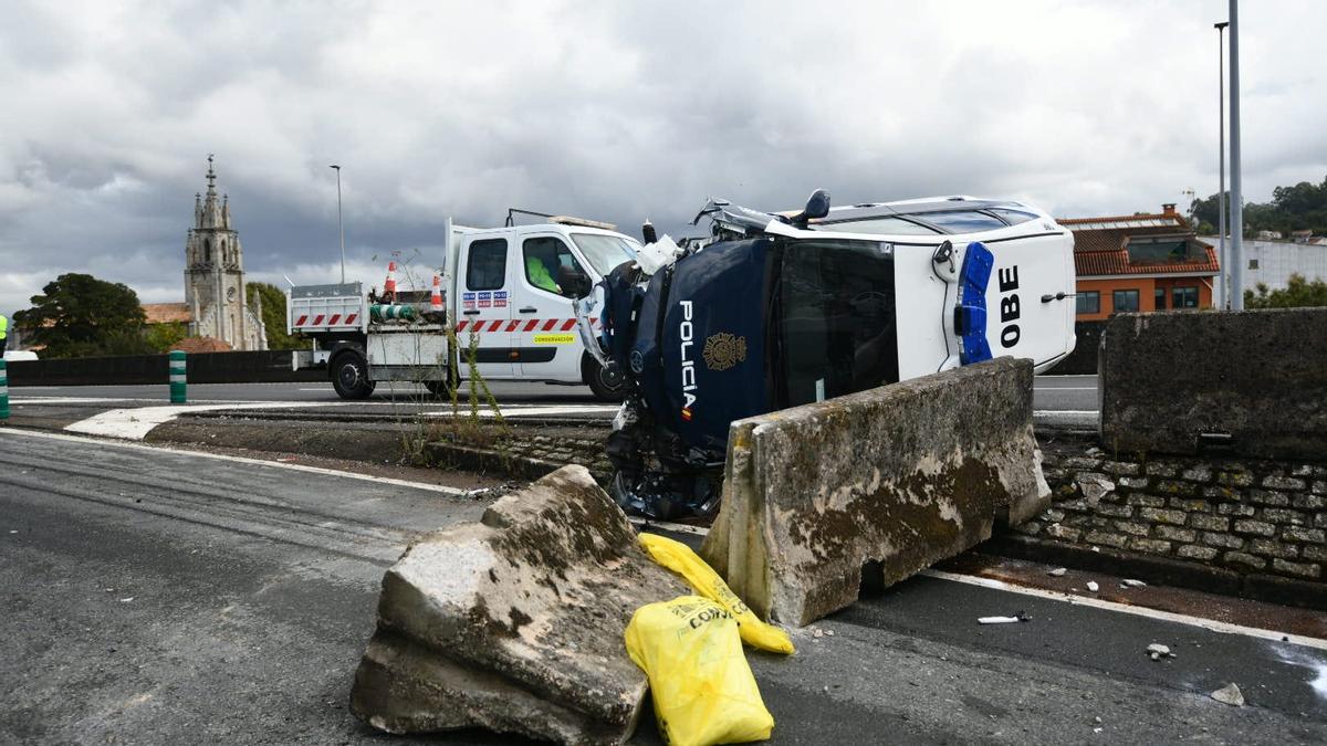 El vehículo policial volcado tras colisionar contra la mediana de la autovía de Marín en el mediodía de este miércoles.