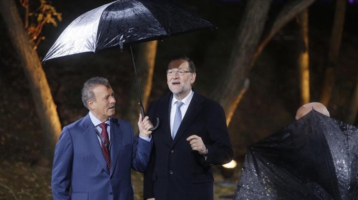 Mariano Rajoy llega a la Academia y es recibido por Manuel Campo Vidal y Fernando Navarrete.