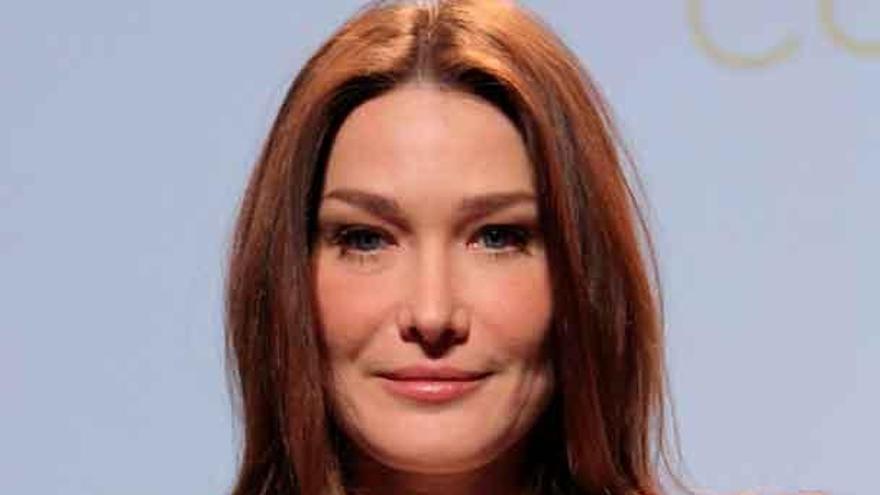 Carla Bruni se viste contra el sida