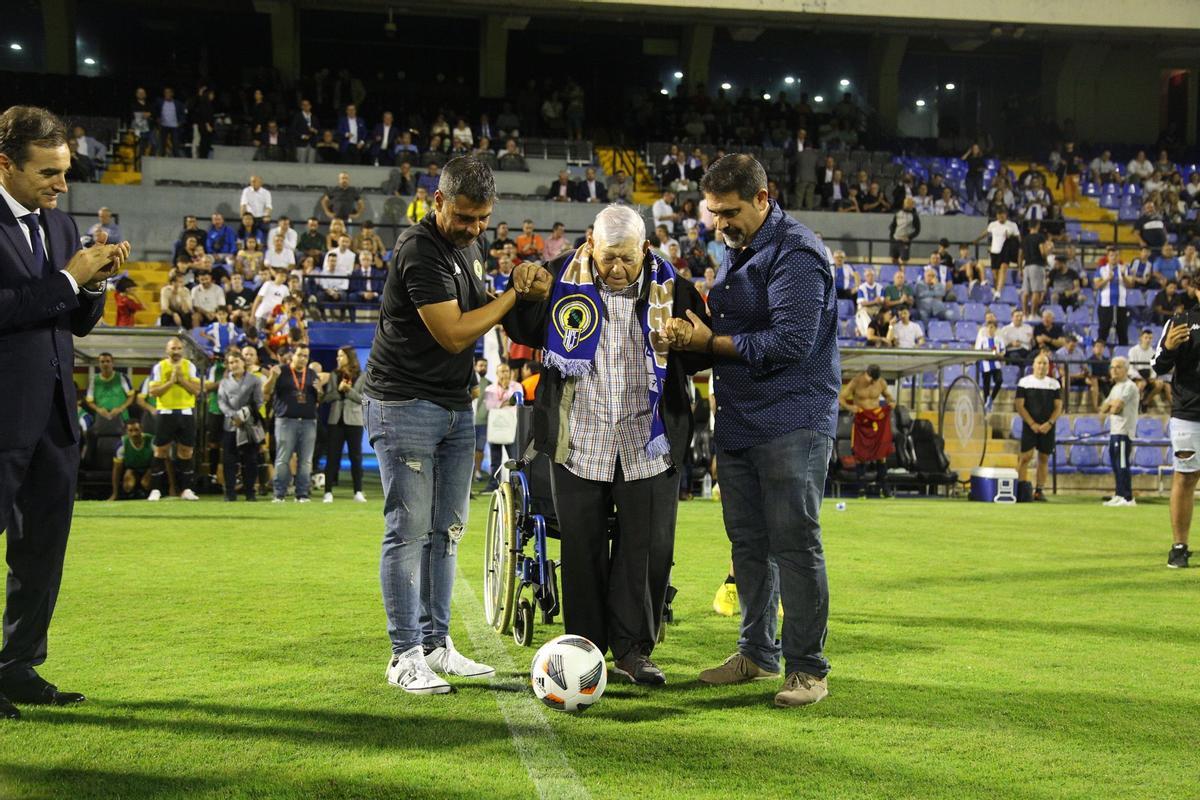 Momento en el que Rafael García Ripoll realiza el saque de honor en el partido del Centenario, en el Rico Pérez.