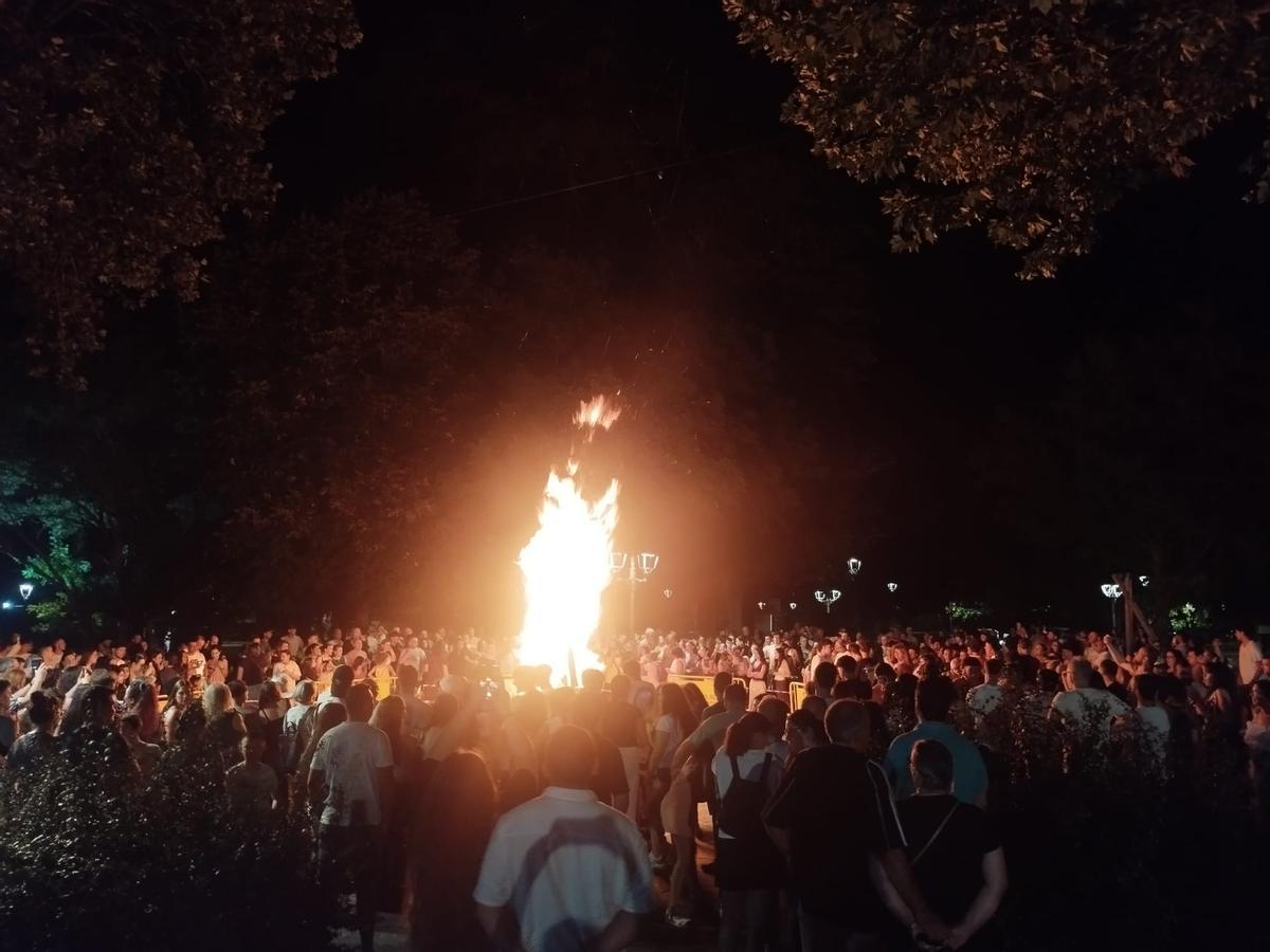 La hoguera de San Juan en Grado, en imágenes