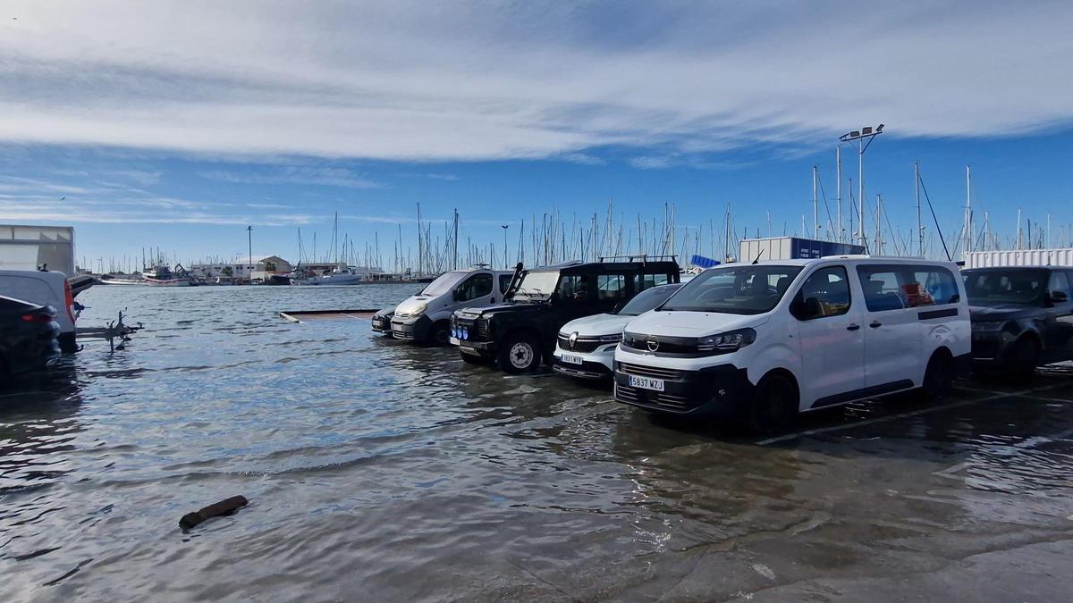 L’aigua de la mar arriba a l’aparcament del Reial Club Nàutic de Torrevieja