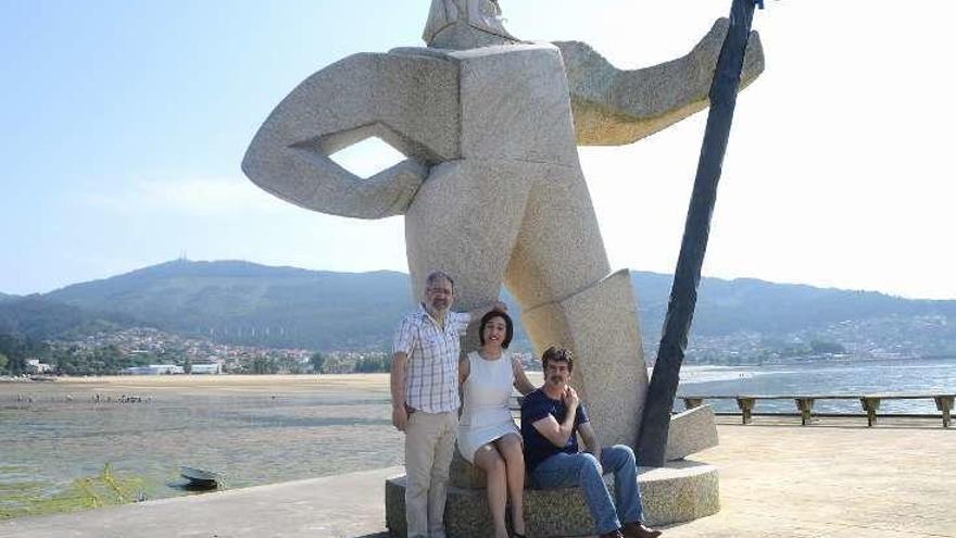 Xosé Collazo, Carme Pením y Xan Leira, ayer ante &quot;O Fisgón&quot;. // G.N.