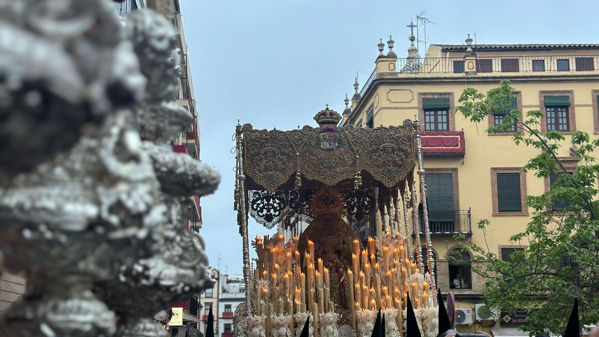 El palio de la Esperanza Macarena en la Cuesta del Rosario