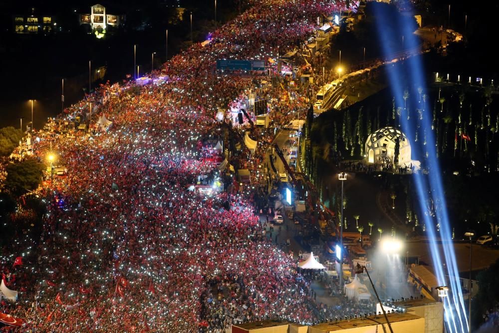 Multitudinaria marcha en Estambul en