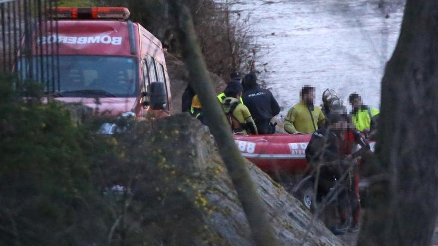 Los equipos de rescate en la orilla del Pisuerga