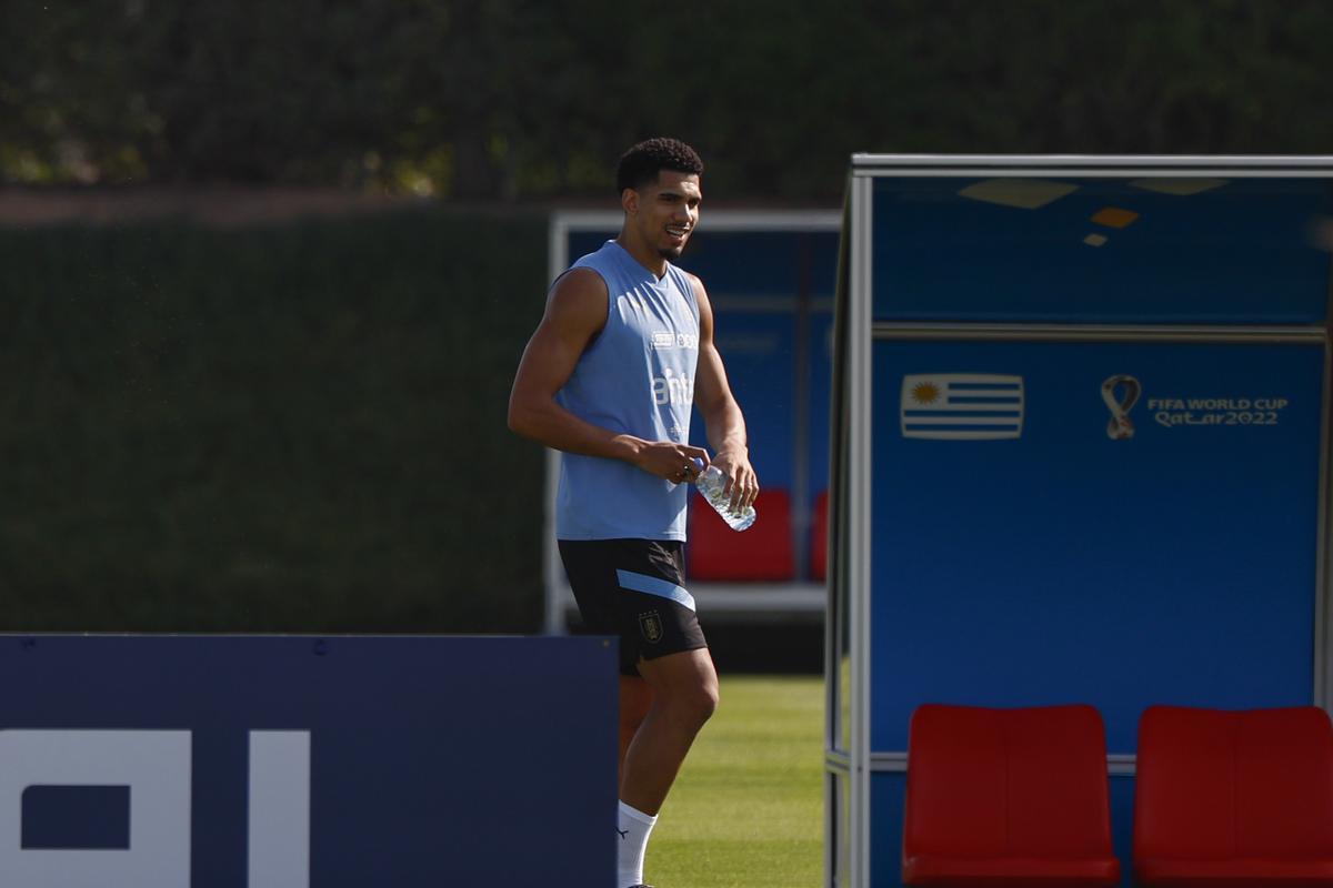 El defensa Ronald Araujo durante el entrenamiento de la selección uruguaya celebrado hoy en las instalaciones de Al Erssal, en Doha.