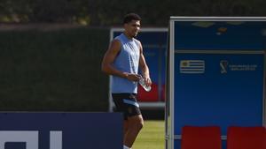 El defensa Ronald Araujo durante el entrenamiento de la selección uruguaya celebrado hoy en las instalaciones de Al Erssal, en Doha.