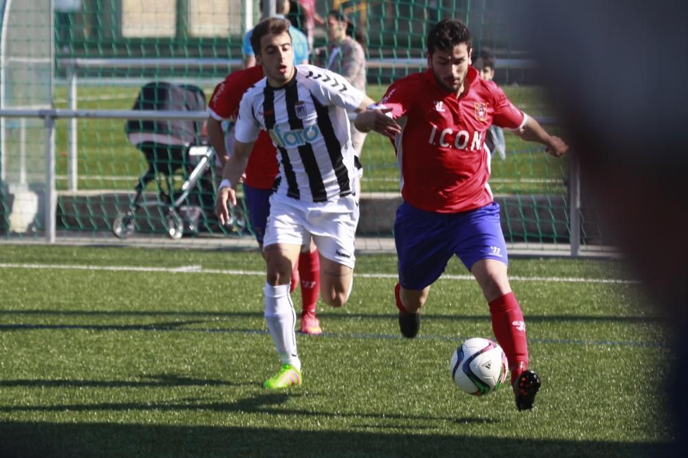 Los redondelanos se impusieron por 2-1 al Badajoz gracias a los goles de Comis y Fer.