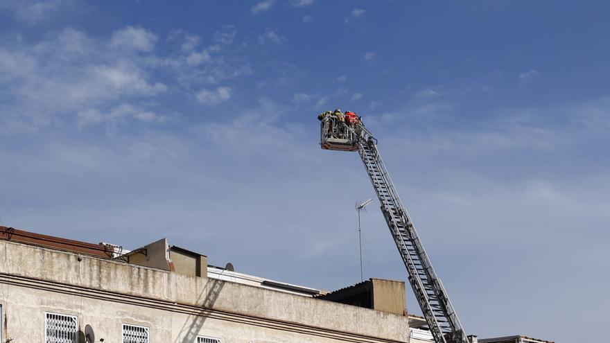 Un edificio de cinco plantas se derrumba en Badalona y los bomberos buscan víctimas