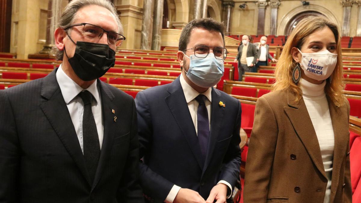 El presidente del Govern, Pere Aragonès con el conseller de economía, Jaume Giró y  la líder de los comuns, Jéssica Albiach minutos después de aprobar los presupuestos en el Parlament.