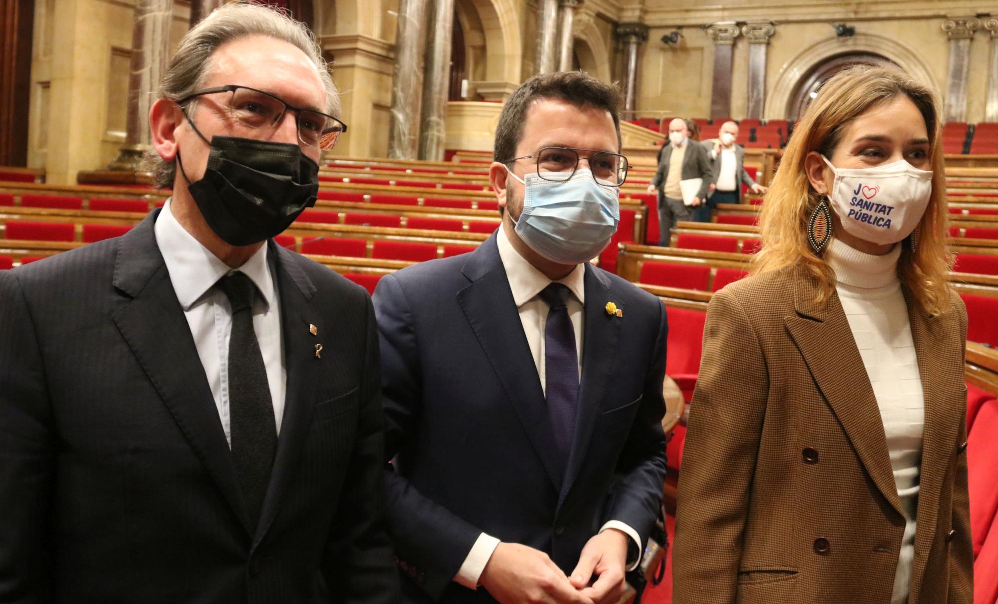 El presidente del Govern, Pere Aragonès con el conseller de economía, Jaume Giró y  la líder de los comuns, Jéssica Albiach minutos después de aprobar los presupuestos en el Parlament.