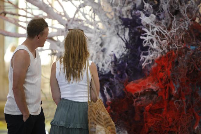 Staunen-in-der-alten-Seehandelsb-rse-So-wirkt-Katharina-Grosses-Kunst-auf-die-Besucher