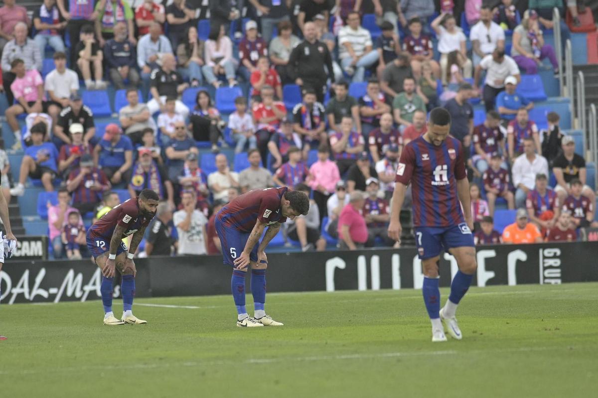 Jugadores del Eldense abatidos tras la derrota ante el Leganés