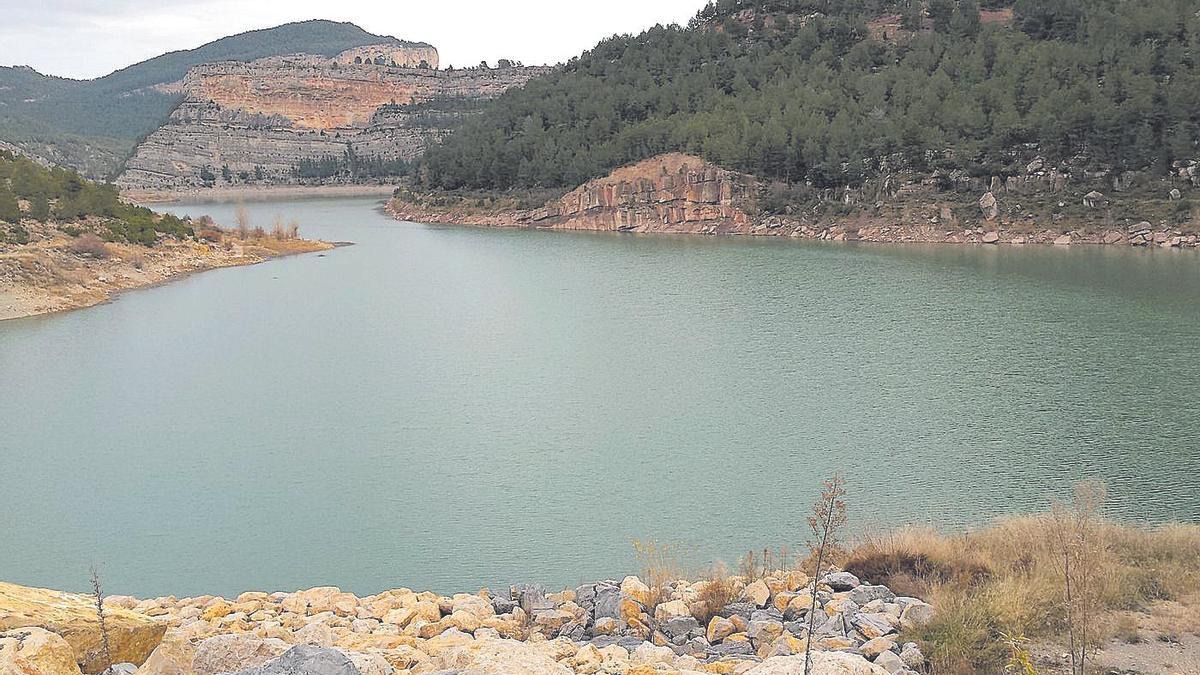 L’embassament d’Arenós se situa en els municipis de Montanejos i la Pobla d’Arenós, en el transcurs del riu Millars.