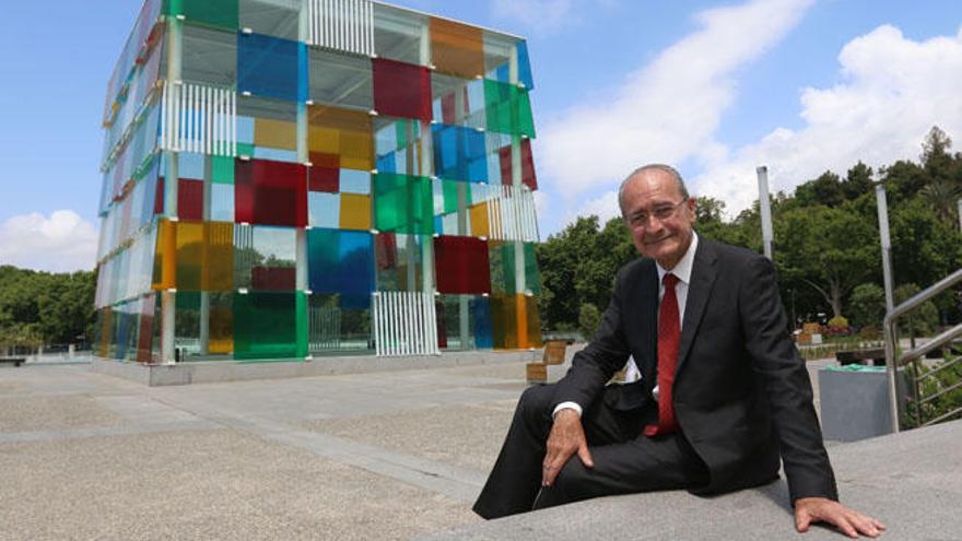 El alcalde, frente al Pompidou.