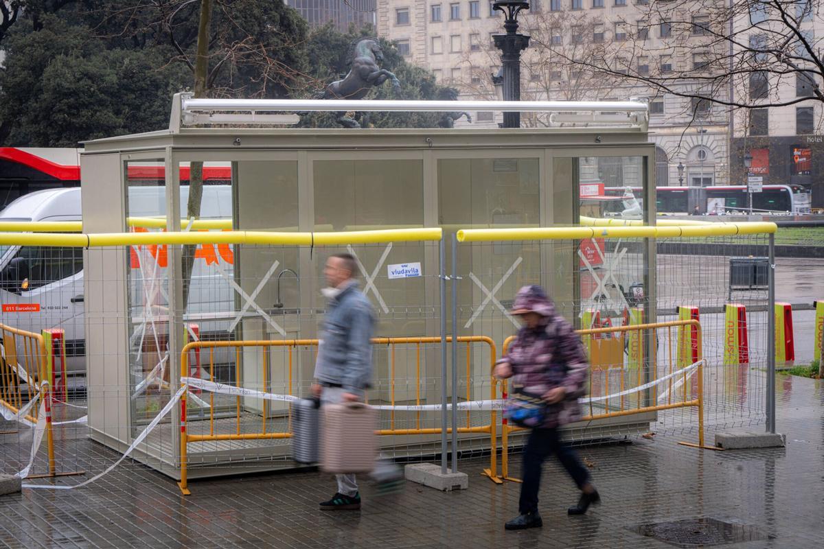 Barcelona 02/02/2026 Barcelona. Colocan el primer quiosco de floristas en la plaza Cataluña, donde permanecerá un año hasta que terminen las obras de la Rambla. El lugar exacto está frente a Zara y Urban Outfitters. Es el tramo entre Zurich y la ronda de Sant Pere. AUTOR: MANU MITRU