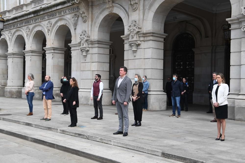 Con motivo de esta jornada de luto oficial, las banderas del palacio municipal ondean este lunes a media asta.