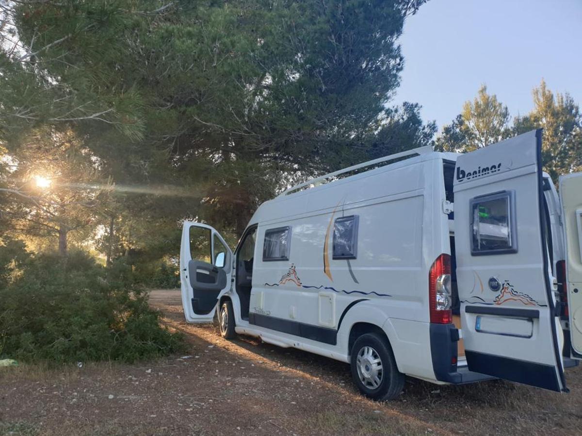 Detalle de la caravana, aparcada bajo un árbol.