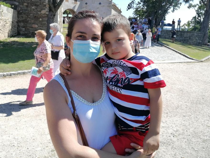 Beatriz Martínez con su hijo Adrián.