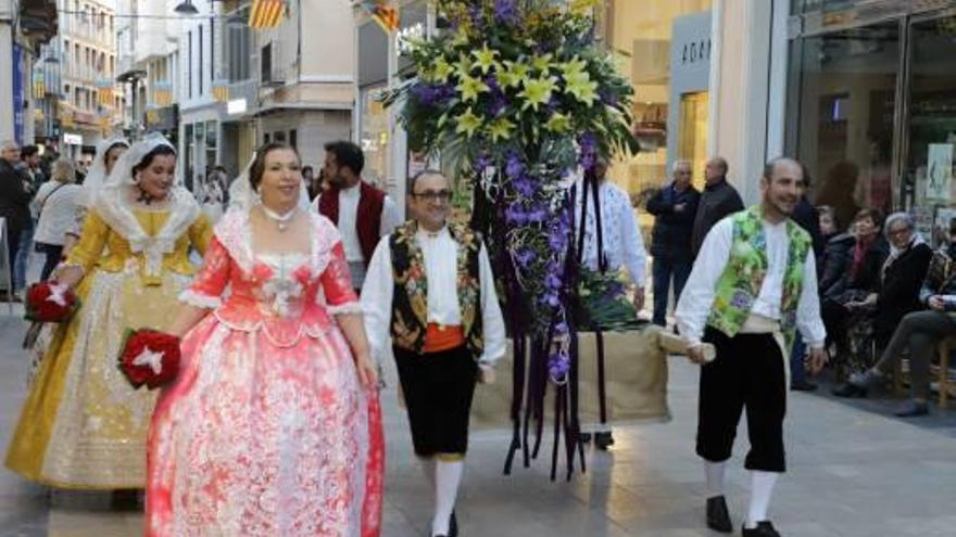 Una pareja con su hijo participando en la Ofrena.