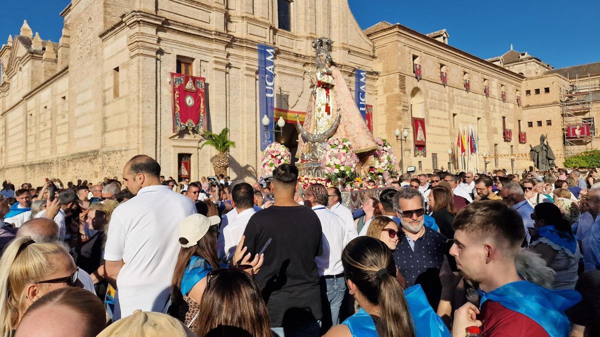 Miembros de la comunidad universitaria y vecinos de las pedanías cercanas arroparon a la ‘Morenica’ en el Monasterio de Los Jerónimos.