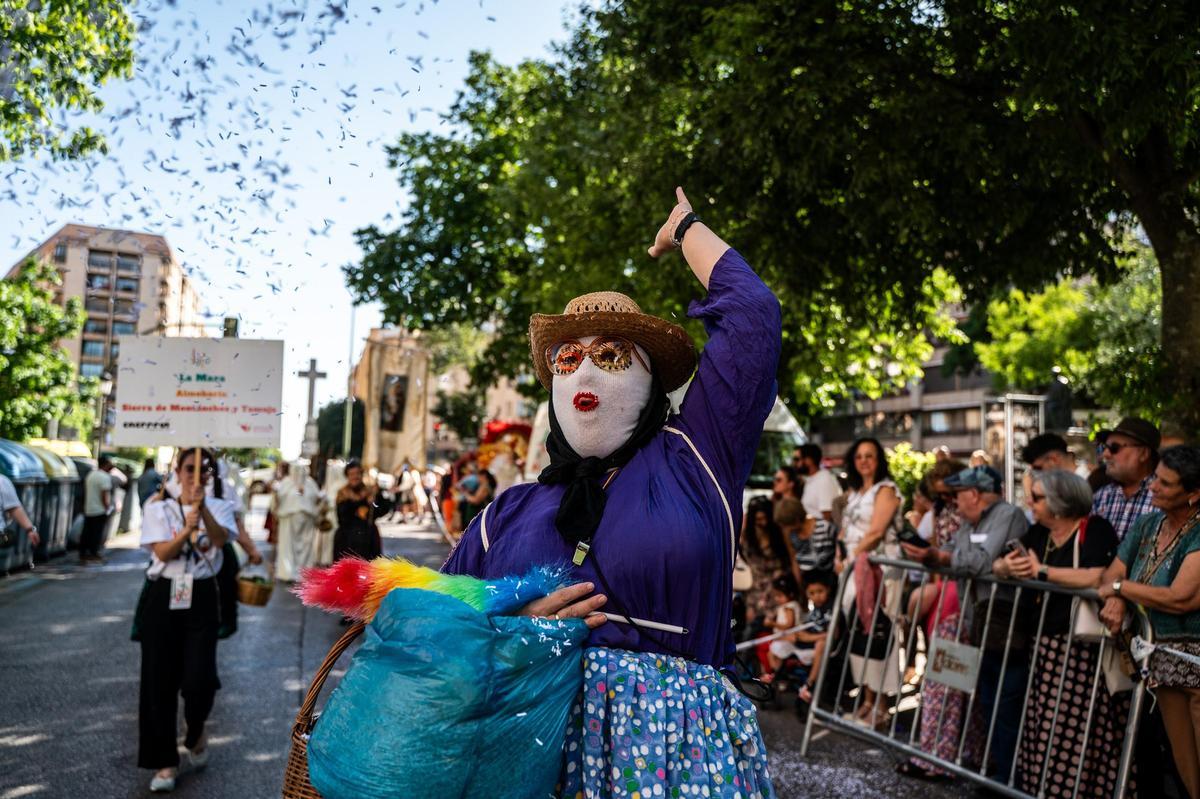 Fotogalería | Las imágenes de Jato: el desfile de los festejos de la provincia de Cáceres llena Cánovas con su colorido flolclórico