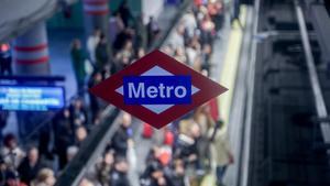 Personas esperando en la estación de Metro de Atocha en Madrid